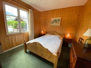 a bedroom with a bed and a window at Chalet proche des commerces, 6 personnes, 2 chambres - CH16 in Beaufort