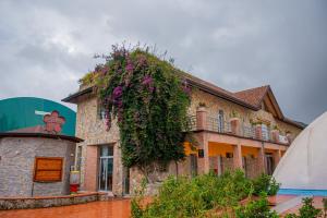 un edificio con una pianta sul lato di ARTEMIDE "Fiore Club" B&B SUITE SPA a Giffoni Valle Piana
