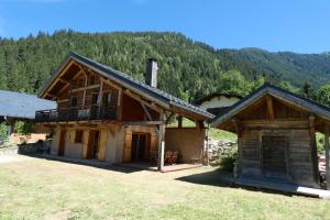a log house with a porch and a balcony at Chalet plein de charme, 8 personnes, 3 chambres - CH39 in Beaufort