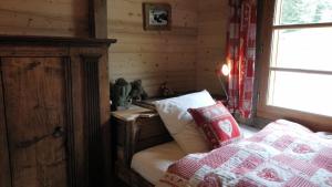 a bedroom with a bed and a window at Chalet plein de charme, 8 personnes, 3 chambres - CH39 in Beaufort