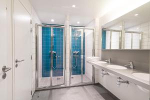 Un baño con dos lavabos y una ducha. en FIAP Paris, en París