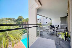 an apartment balcony with a view of a swimming pool at Appartement , piscine, terrasse, proche croisette in Cannes