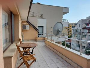 - Balcón con mesa y sillas en un edificio en The Terrace Apartment, en Stara Zagora