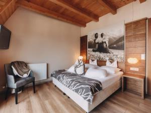 una camera da letto con un letto e un dipinto sul muro di Boutique Hotel Haidachhof superior a Fügen