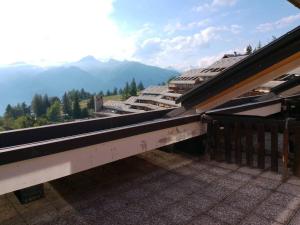 - Balcón de un edificio con vistas a las montañas en Appartamento - Pila Ciel Bleu - Il balcone sulle Alpi, en Pila