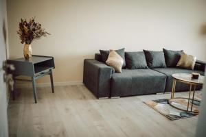 a living room with a couch and a table at Apartament Ploiesti Central in Ploieşti