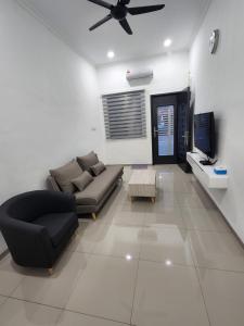 Телевизор и/или развлекательный центр в Voon 4 bedroom homestay Mersing 2