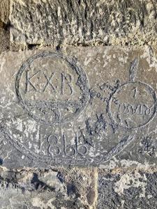 un sol en pierre avec deux dessins sur celui-ci dans l'établissement Παραδοσιακή Κατοικία στο Μαίναλο, à Alonistaina