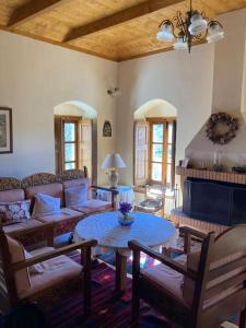 - un salon avec un canapé et une table dans l'établissement Παραδοσιακή Κατοικία στο Μαίναλο, à Alonistaina