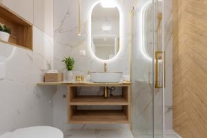 bagno con lavandino e specchio di Bright & Elegant Apartment Warsaw by Renters a Varsavia