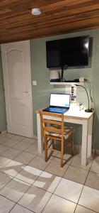 een laptopcomputer die op een bureau in een kamer staat bij Studio Tranquillo avec piscine et salle de sport in Istres