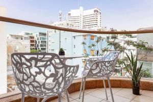 2 Stühle und ein Tisch auf dem Balkon in der Unterkunft 3Bedroom Suite with balcony Yona Hotel in Tel Aviv