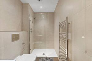 a bathroom with a toilet and a shower in it at Modern Luxe Living in Lincoln - Flat 3 in Lincolnshire