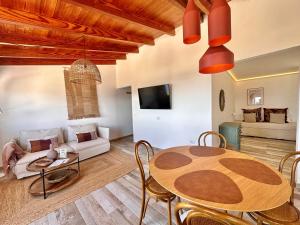 TV a/nebo společenská místnost v ubytování Eden Gomera Suites