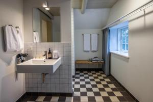 Bilik mandi di Nørre Vosborg Hotel & Gastronomi