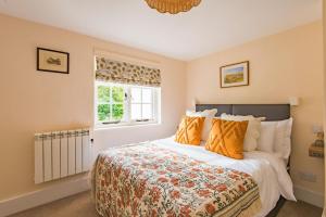 Postel nebo postele na pokoji v ubytování Hearts Delight Cottage by Bloom Stays