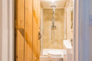 een badkamer met een douche, een toilet en een wastafel bij Hearts Delight Cottage by Bloom Stays in Bridge +22 foto's