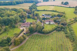 een luchtfoto van een huis in een veld bij Hearts Delight Cottage by Bloom Stays in Bridge