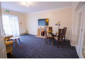 4 Bedroom Home in Tranquil Gravesend Location tesisinde bir televizyon ve/veya eğlence merkezi