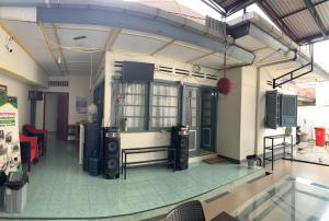 una habitación vacía con una habitación con dos altavoces y una habitación con una habitación en Bukittinggi Homestay, en Bukittinggi