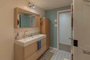 The Phoenix - riverside chalet with beach في مونت تريمبلانت: حمام مزود بحوض ومِرآة +95 صورة