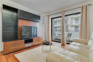 een woonkamer met een bank en een televisie bij Ramos Apartment by HRM in Funchal