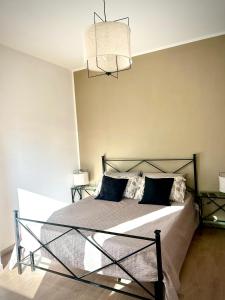 sypialnia z łóżkiem z metalową ramą w obiekcie Casalago Holiday Home w mieście Ronciglione