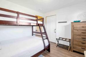 une chambre avec deux lits superposés et une commode dans l'établissement 2 bedroom Getaway on the River/close to marina, à Belle River