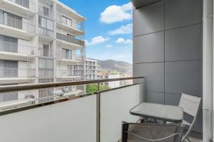een stoel op het balkon van een gebouw met uitzicht bij Ramos Apartment by HRM in Funchal