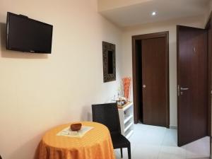 Televízia a/alebo spoločenská miestnosť v ubytovaní B&B Li Figuli