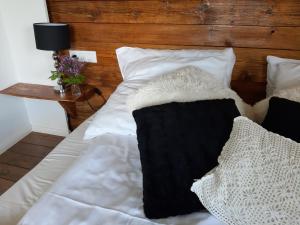 Ένα ή περισσότερα κρεβάτια σε δωμάτιο στο Willa Maciejka