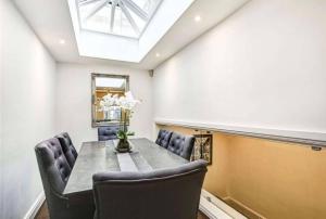 Stunning Knightsbridge Townhouse With Patio