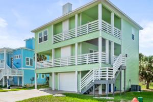 un colorido edificio de apartamentos con balcones en Turtle Time, en Padre Island