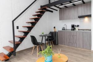 a kitchen and a staircase in a loft at Hermoso Loft en la flora 205 in Cali