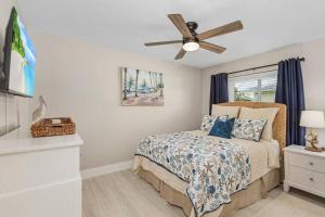 Ένα ή περισσότερα κρεβάτια σε δωμάτιο στο Naples Golf Front Lux Pool Home +28 φωτογραφίες