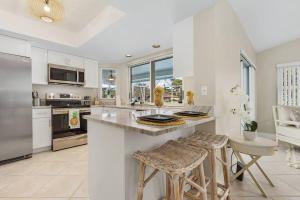 Η κουζίνα ή μικρή κουζίνα στο Naples Golf Front Lux Pool Home