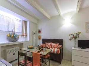 sala de estar con mesa y sofá en Trust-trastevere, en Roma
