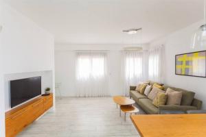 A seating area at 2Bedroom Suite with Balcony YonaHotel