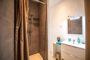 La salle de bains est pourvue d'une douche et d'un lavabo. dans l'établissement KASA LORETTE - WIFI - TV - 2 chambres, à Lorette