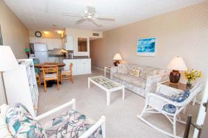 Kuchyň nebo kuchyňský kout v ubytování OCEANFRONT, 1 BR, Ocean Views, Community Pool and Beach Accesses, C204A, Surfside Paradise + 14 fotografií