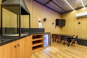 a kitchen with a table and a dining room at Drops Motel Brasília in Brasília