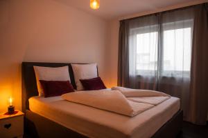 Un pat sau paturi într-o cameră la bergfried - Designwohnung mit Weitblick