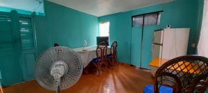 una sala da pranzo con tavolo e ventilatore di Comfort BNB a Basseterre