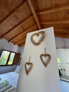 - une chambre avec deux cœurs accrochés au mur dans l'établissement Casa Gil, Quinta Carmo - Alcobaça/ Nazaré, à Alcobaça