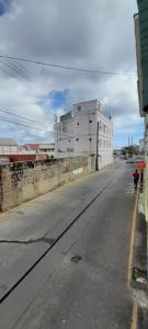 Una calle vacía con un edificio a un lado. en Comfort BNB, en Basseterre