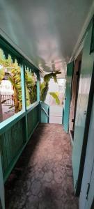 un corridoio vuoto di un edificio con pareti verdi di Comfort BNB a Basseterre