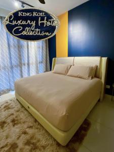 Una cama en un dormitorio con un cartel que lee la educación de hotel de lujo de la habitación con cama extragrande en Arte Mont Kiara by RKD HOME, en Kuala Lumpur