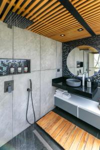 a bathroom with a shower and a sink at Mirror Glamping in Sesquilé