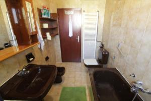 W łazience znajduje się umywalka, toaleta i lustro. w obiekcie Apartment Vera w mieście Zambratija