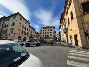 een stadsstraat met auto's op straat bij Core Fiorentino in Florence